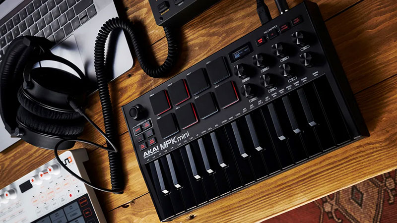 چهار میدی کنترلر ایدهآل برای ساخت و اجرای موسیقی