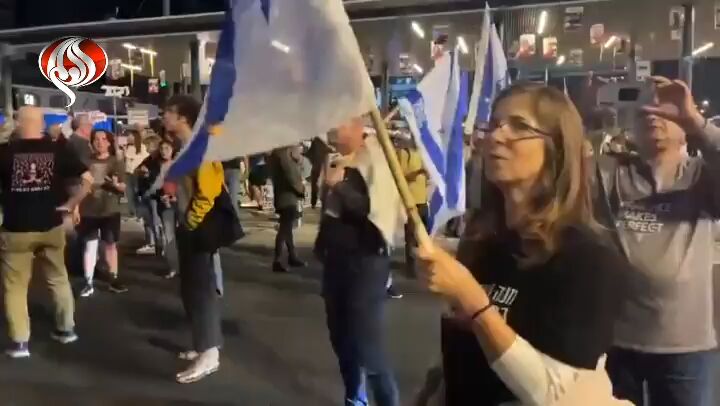 صهیونیستها در مخالفت با برکناری رئیس شاباک تظاهرات کردند صهیونیستها در مخالفت با برکناری رئیس شاباک تظاهرات کردند