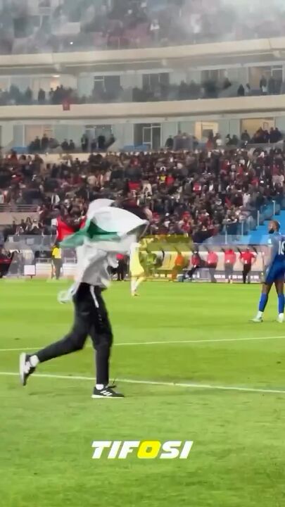 اعتراض هوادار تونسی: ورود به زمین و پاره کردن تبلیغات صهیونیستی! اعتراض هوادار تونسی: ورود به زمین و پاره کردن تبلیغات صهیونیستی!