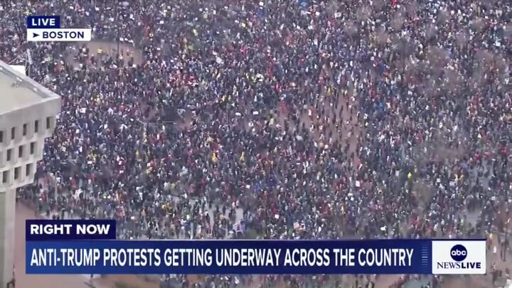 هزاران نفر در خیابانهای بوستون در تظاهرات ضد ترامپ شرکت کردهاند! هزاران نفر در خیابانهای بوستون در تظاهرات ضد ترامپ شرکت کردهاند!