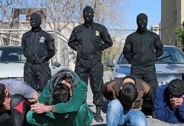 لحظه دستگیری سارقانی که با زورگیری تلفن همراه می‌دزدیدند