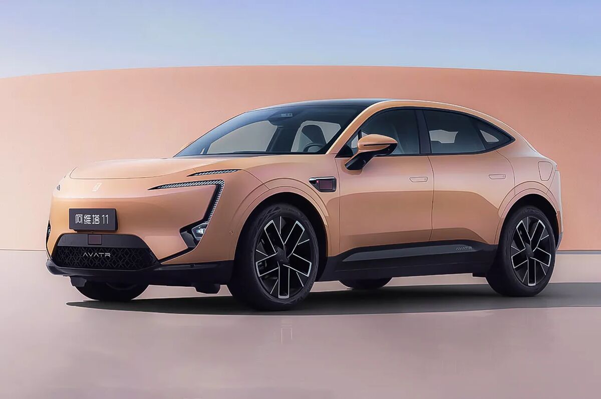 خودروهای میلیاردی در مسیر نوسان قیمت| وارداتی ها چرا گران می شوند؟