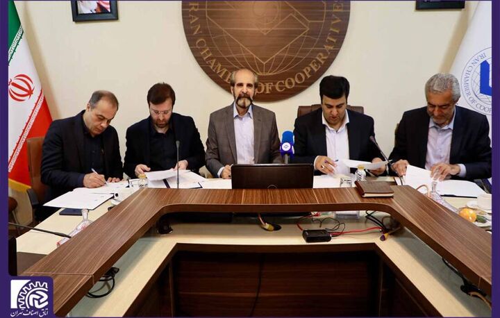 آیین تفاهم نامه همکاری مابین اتحادیه صنف تولیدکنندگان و فروشندگان پوشاک تهران و طرفین