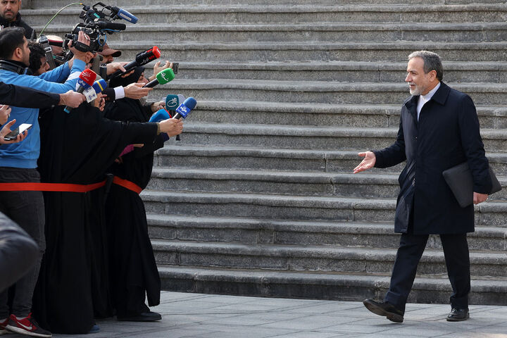 عراقچی: مواضع واقعی پشت میز مذاکره مشخص میشود| اصل موضوع غنیسازی ایران قابل مذاکره نیست عراقچی: مواضع واقعی پشت میز مذاکره مشخص میشود| اصل موضوع غنیسازی ایران قابل مذاکره نیست