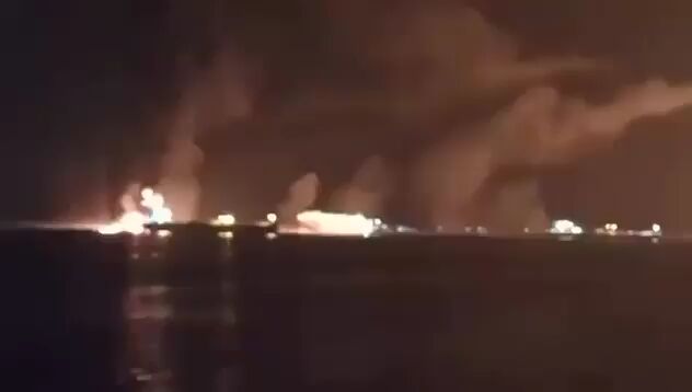 آتشسوزی گسترده در بندر نفتی رأس عیسی در استان الحدیده یمن آتشسوزی گسترده در بندر نفتی رأس عیسی در استان الحدیده یمن