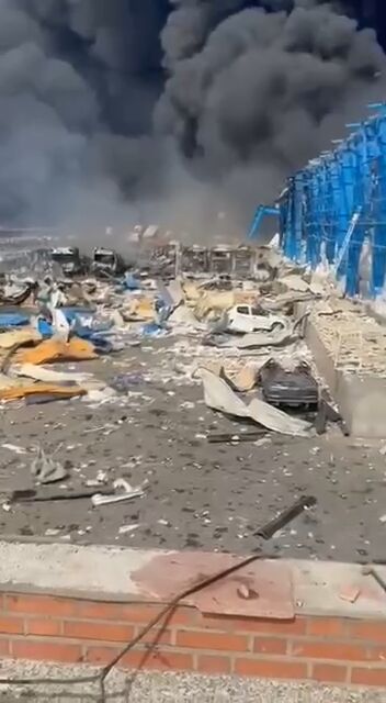 تصاویری از نزدیک محل حادثه در اسکله بندرعباس