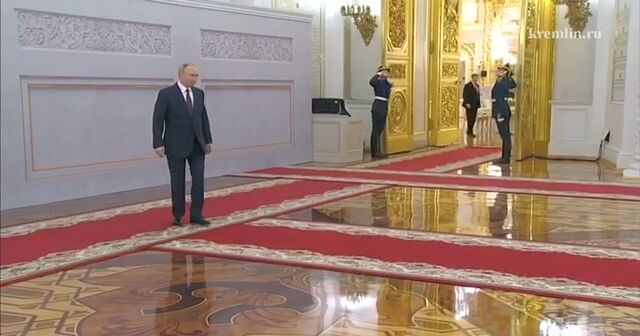 ورود رئیسجمهور چین به کرملین برای دیدار با پوتین ورود رئیسجمهور چین به کرملین برای دیدار با پوتین