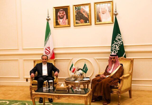 عراقچی وزیر خارجه عربستان را در جریان گفتوگوهای ایران و آمریکا قرار داد عراقچی وزیر خارجه عربستان را در جریان گفتوگوهای ایران و آمریکا قرار داد