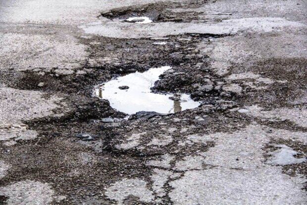 آسفالت آزادراه تبریز-زنجان در حد محورهای روستایی/ اعتراض به حق رانندگان به وضعیت جاده آسفالت آزادراه تبریز-زنجان در حد محورهای روستایی/ اعتراض به حق رانندگان به وضعیت جاده