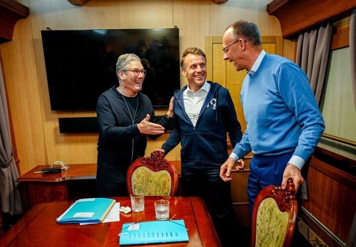 واکنش فرانسه به اخبار حمل مواد مخدر توسط ماکرون واکنش فرانسه به اخبار حمل مواد مخدر توسط ماکرون