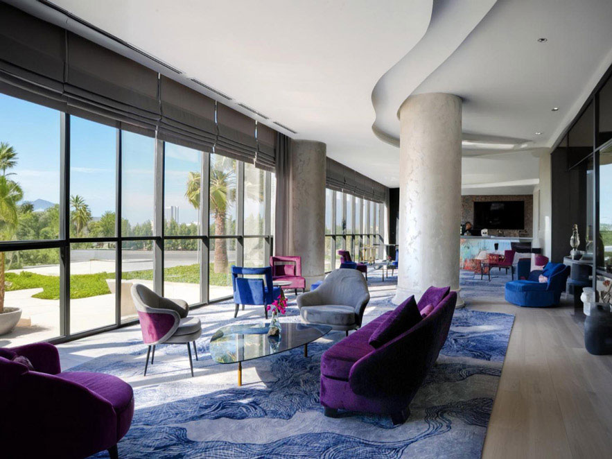 میز صبحانه هتل اکسلسیور با انواع نان، سوسیس، ژامبون، میوههای تازه، نوشیدنیها و دسرهای متنوع در کنار تجهیزات پذیرایی