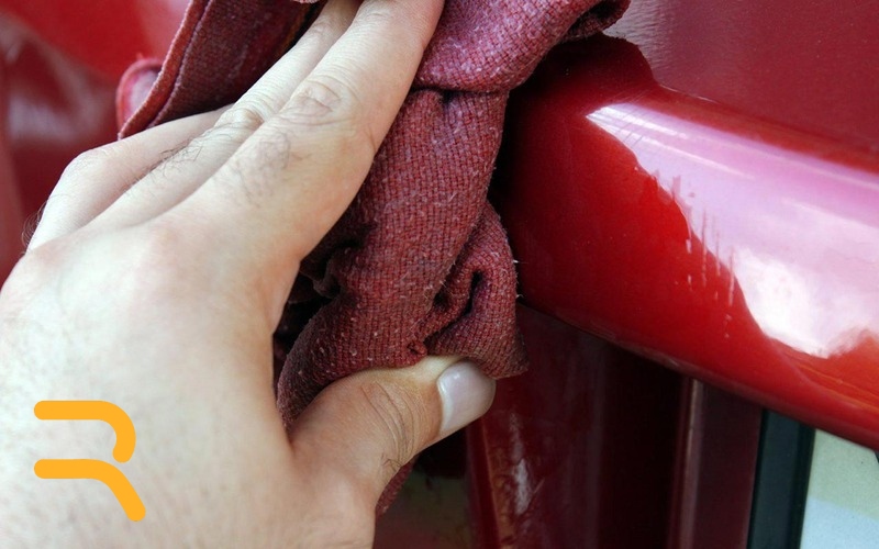 چطور چسب ۱۲۳ را بدون آسیب به رنگ از بدنه ماشین پاک کنیم