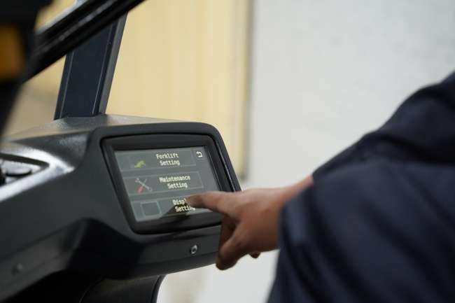 راهنمای کامل خرید لیفتراک با بررسی قیمت لیفتراک و معرفی انواع و کاربردهای آن