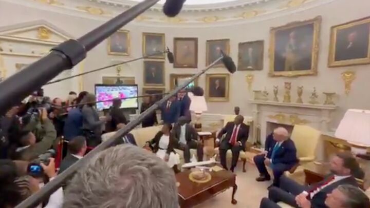 اقدام عجیب ترامپ در جریان دیدار با رئیس جمهور آفریقای جنوبی اقدام عجیب ترامپ در جریان دیدار با رئیس جمهور آفریقای جنوبی