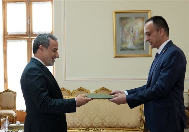 نماینده فائو اعتبارنامه خود را تقدیم وزیر امور خاردجه کرد نماینده فائو اعتبارنامه خود را تقدیم وزیر امور خاردجه کرد