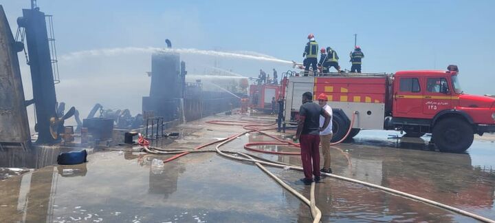 تصاویری از میزان خسارت در حادثه آتش سوزی کشتی حامل متانول در بندر دیر بوشهر تصاویری از میزان خسارت در حادثه آتش سوزی کشتی حامل متانول در بندر دیر بوشهر