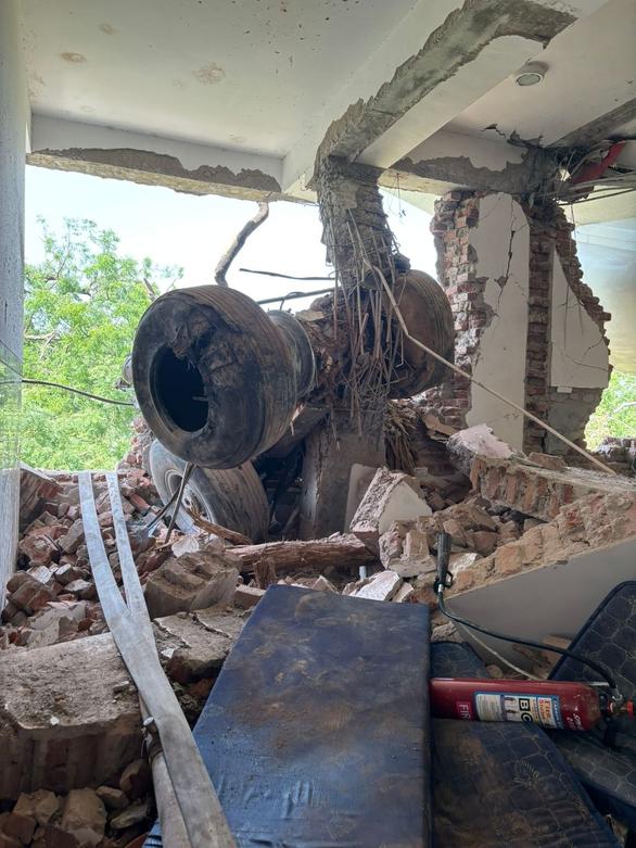 تصاویر تکان دهنده از سقوط هواپیمای هندی با ۲۵۰ مسافر|تمام سرنشینان جان باختند