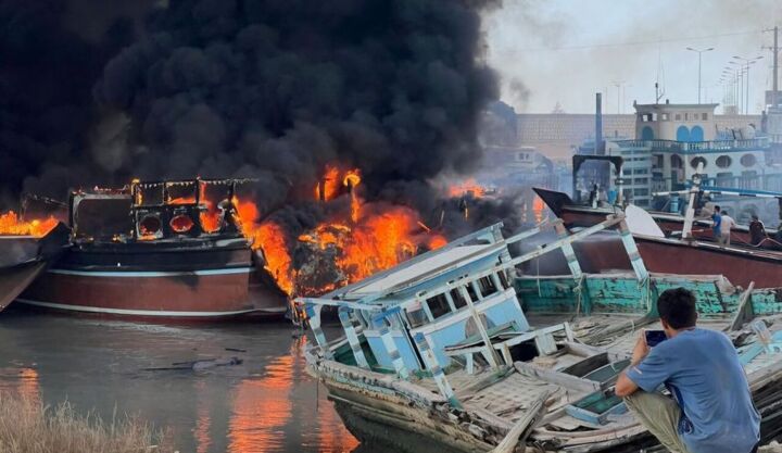 آتشسوزی ۱۰ فروند شناور در اسکله جوادالائمه پارسیان