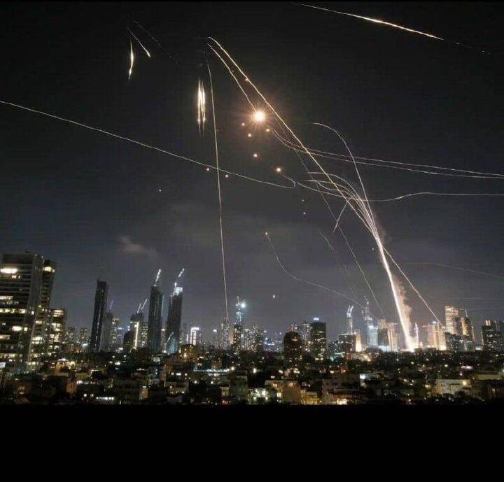 لحظه اصابت دقیق و سنگین موشکهای بالستیک ایران به قلب تل آویو لحظه اصابت دقیق و سنگین موشکهای بالستیک ایران به قلب تل آویو