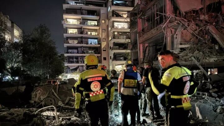 اصابت موشک ایرانی به یک ساختمان ۵۰ طبقه در تلآویو اصابت موشک ایرانی به یک ساختمان ۵۰ طبقه در تلآویو