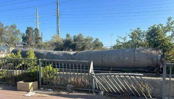 بدنه موشک بالستیک ایرانی که صبح امروز به تلآویو اصابت کرده است بدنه موشک بالستیک ایرانی که صبح امروز به تلآویو اصابت کرده است