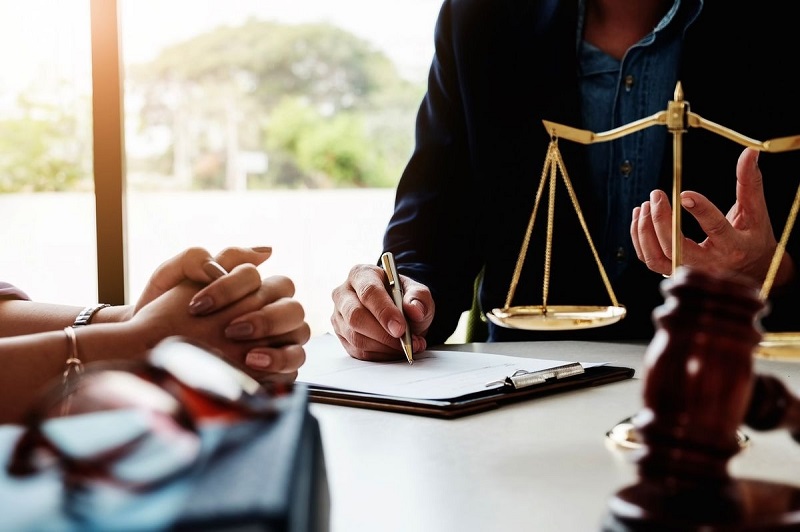 چه زمانی باید با وکیل تماس بگیریم؟ راهنمایی از زبان وکلا پارس داد