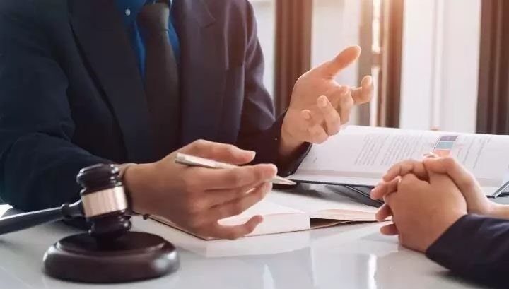 چه زمانی باید با وکیل تماس بگیریم؟ راهنمایی از زبان وکلا پارس داد