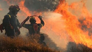 تصاویری از آتش سوزی هولناک در چین؛ معبد ۱۵۰۰ ساله خاکستر شد