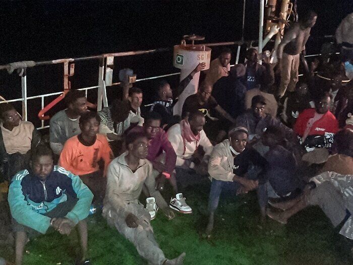 شناور کشتیرانی ایران دهها پناهجوی سودانی را از مرگ نجات داد شناور کشتیرانی ایران دهها پناهجوی سودانی را از مرگ نجات داد