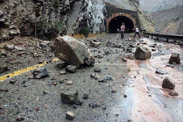 انسداد موقت جاده چالوس به دلیل ریزش سنگ| مسیر جنوب به شمال تا اطلاع ثانوی بسته شد