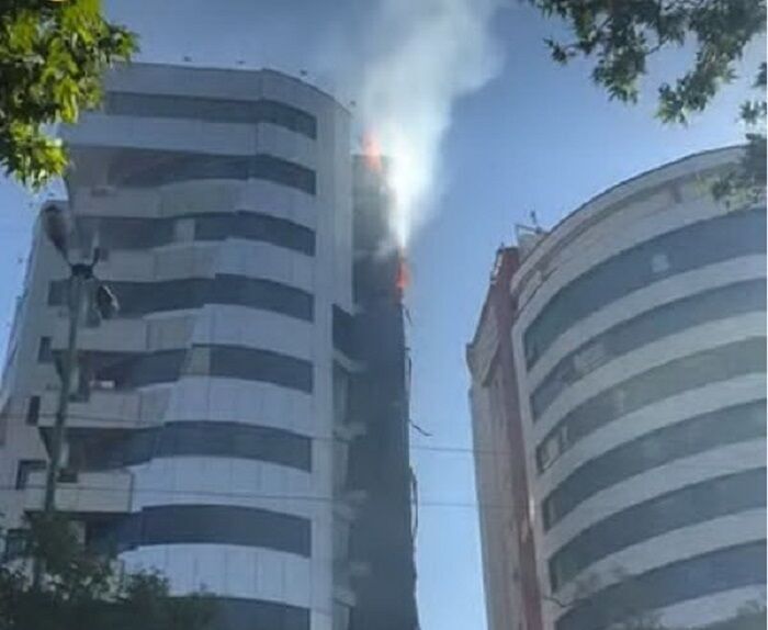 آتش سوزی برج زمرد تبریز مهار شد آتش سوزی برج زمرد تبریز مهار شد