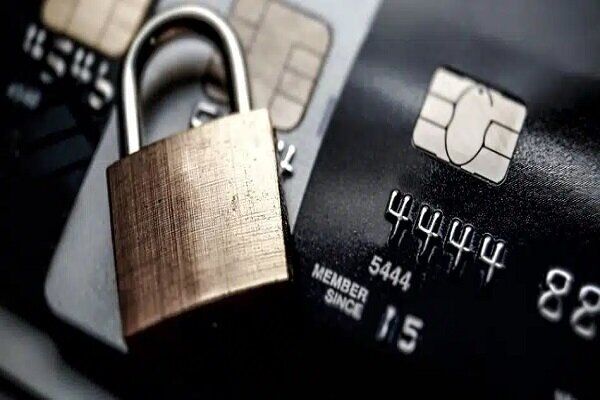 کپی ۳۷۹ کارت بانکی توسط راننده تاکسی اینترنتی