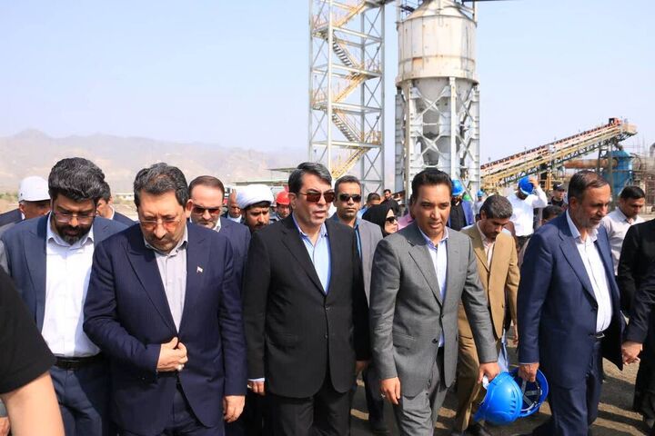 افتتاح کارخانه تینانیوم کهنوج| پزشکیان: نزدیکی کارخانه و معادن به خلیج فارس مزیت خوبی است
