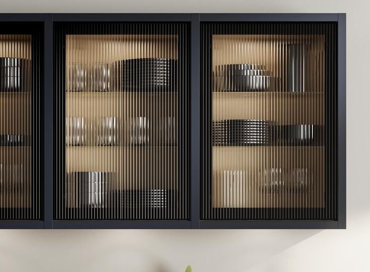 درب شیشهای کابینت مدرن | بهترین مدلهای درب کابینت فریم لس با شیشه دودی و سندبلاست