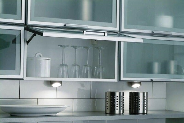 درب شیشهای کابینت مدرن | بهترین مدلهای درب کابینت فریم لس با شیشه دودی و سندبلاست