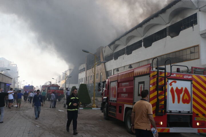 خاموشی حریق مجتمع ونوس منطقه آزاد انزلی پس از ۲۲ساعت خاموشی حریق مجتمع ونوس منطقه آزاد انزلی پس از ۲۲ساعت