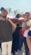 صحنه دردناک مادری که پیکر کفن شده فرزندش را به دوش می‌کشد
