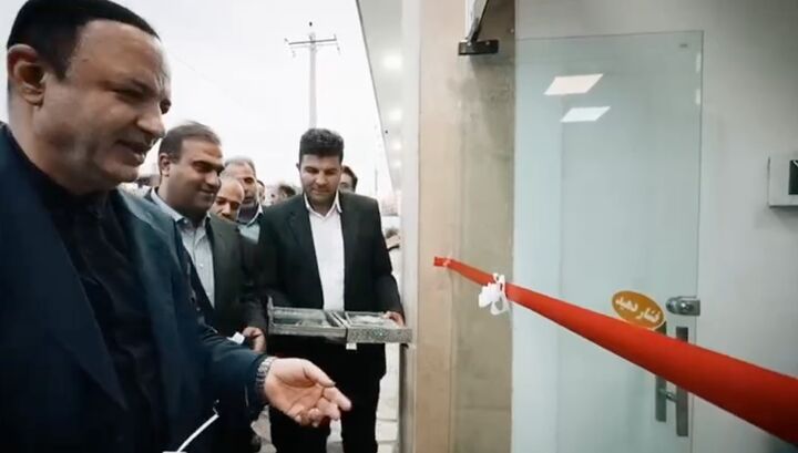 اولین گردشگر خارجی کارت مناطق آزاد ایران را دریافت کرد