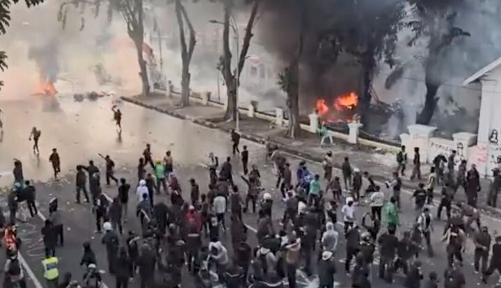 شعله‌ور شدن آتش اعتراضات در اندونزی