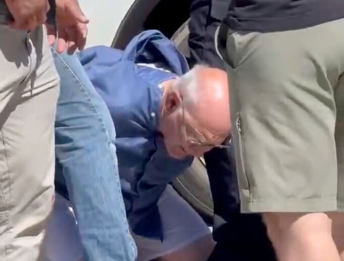 چارلی کرک از فاصله ۲۰۰ متری ترور شد؛ قاتل دستگیر شده است چارلی کرک از فاصله ۲۰۰ متری ترور شد؛ قاتل دستگیر شده است