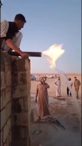 شگفتی در صحرای سوریه؛ خروج آب و گاز قابل اشتعال از یک چاه تازه حفر شده شگفتی در صحرای سوریه؛ خروج آب و گاز قابل اشتعال از یک چاه تازه حفر شده