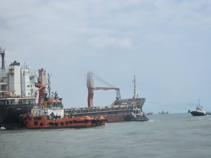 کشتی کانتینری به گِل نشسته در لنگرگاه بندرعباس شناورسازی شد کشتی کانتینری به گِل نشسته در لنگرگاه بندرعباس شناورسازی شد