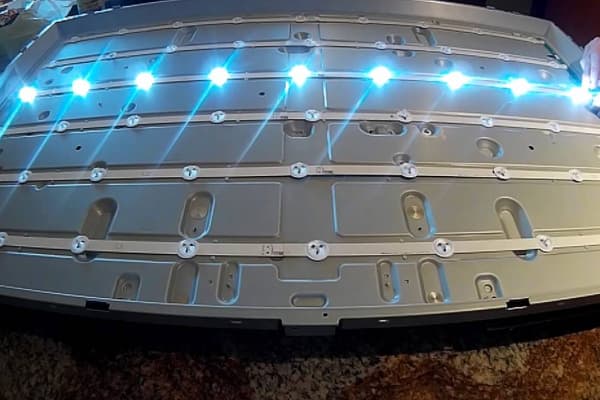 علت سیاه شدن صفحه تلویزیون چیست؟ (راهنمای عیب یابی کامل)