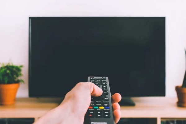 علت سیاه شدن صفحه تلویزیون چیست؟ (راهنمای عیب یابی کامل)