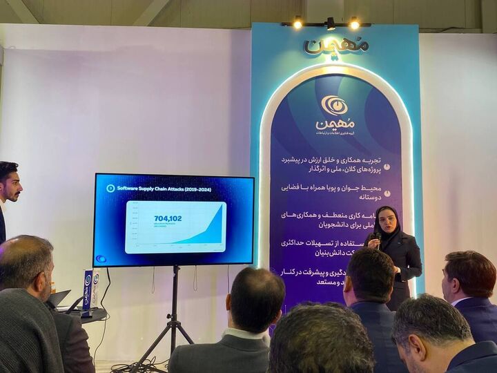 رونمایی از محصول توسکا در حاشیه نمایشگاه الکامپ