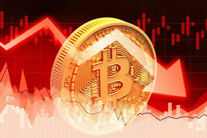 افت قیمت بیت‌ کوین به زیر ۱۲۱ هزار دلار پس از شکست سقف تاریخی