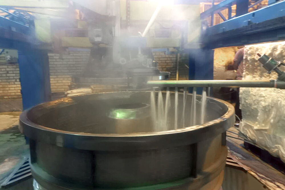 تولید در تندباد تحریم و موانع داخلی| مقاومت یک واحد نساجی قم در جنگ اقتصادی