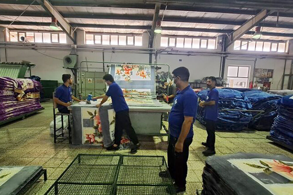 تولید در تندباد تحریم و موانع داخلی| مقاومت یک واحد نساجی قم در جنگ اقتصادی