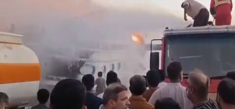 یک فروند لنج باری در بندر چارک دچار حریق شد