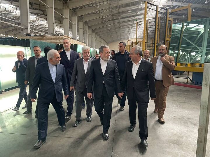 وزیر امور خارجه از کارخانه شیشه آذر در استان آذربایجان شرقی بازدید کرد وزیر امور خارجه از کارخانه شیشه آذر در استان آذربایجان شرقی بازدید کرد